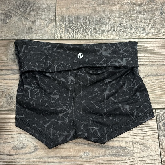 Lululemon Black Groove Short Under the Constellations High Waisted Size 4 - Picture 6 of 6